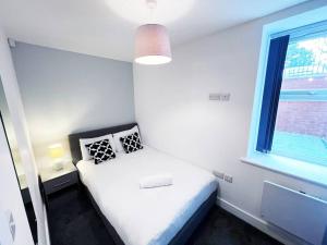 FREE PARKING - Stunning 2-BR near Salford Royal