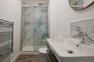 FREE PARKING - Beautiful 2-BR Flat in Manchester