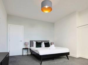 FREE PARKING - Beautiful 2-BR Flat in Manchester