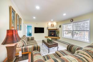 Cozy Lake Luzerne Home - 1 Mi to Wayside Beach!