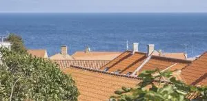 Helt byhus 120 kvm centralt med 2 soveværelser, 5 senge og havkig - Allinge