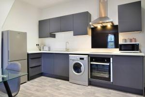 FREE PARKING - Modern 2-BR Flat close to Salford Royal