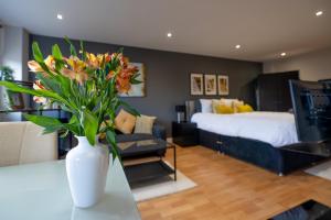 Perfectly Located City Centre Studio Apartment - West One with FREE WIFI, GYM ACCESS, NETFLIX