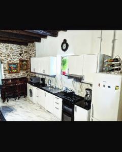 Art House Pagoi Sleeps 6 Parking 5 min to Beach