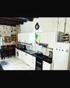 ArtHousePagoi-3br-Sleeps6-AC-Parking-5min from Beach - Prinýlas