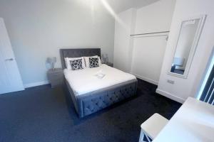 FREE PARKING - Cosy 2-BR Flat near Salford Royal