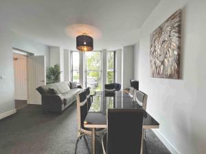 FREE PARKING - Cosy 2-BR Flat near Salford Royal