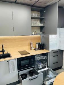 BRIVIBAS RESIDENCE - EAST WEST, free PRIVAT parking, free WIFI, self check-in