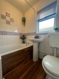 The Green One, Sunbeach, Scratby - Two bed chalet, sleeps 5, free Wi-Fi, pet friendly, bed linen and towels included plus free entry to onsite clubhouse