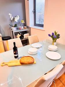 Perfectly Located City Centre Studio Apartment - West One with FREE WIFI, GYM ACCESS, NETFLIX