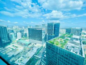 1 Queen Bed & 2 double beds at One Uptown Residences with XBOX and Netflix