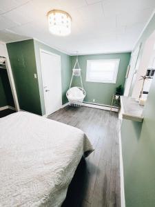 Cottage Feels in the City - Downtown Apartment & Backyard Bliss