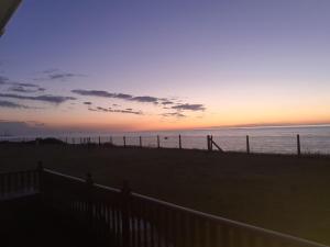 Lovely 5 Berth Bungalow At Waterside Village Park In Corton Ref 14006W