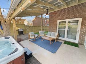 Hot Tub, Putting Green + Bikes!