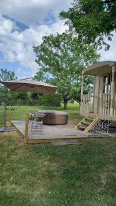 Maisons de vacances Roulotte cosy avec jacuzzi dans parc chateau : photos des chambres