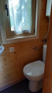 Maisons de vacances Roulotte cosy avec jacuzzi dans parc chateau : photos des chambres