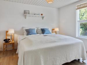 Apartment Thorgny - 900m from the sea by Interhome