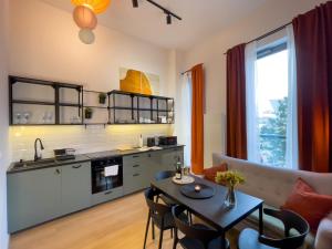 URBAN APARTMENTS PREMIUM, DOWNTOWN, Sokolska 30 Towers No 3 with PARKING, gym & sauna