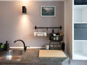 Loft Bed Studio with FREE Parking, 2 Bikes! Self check in, Wi-Fi, AC