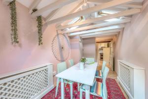 Cottage in centre of Shaftesbury with lovely garden