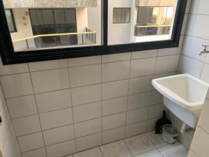 Guarapari Praia - 2 quartos atras do mar, escada