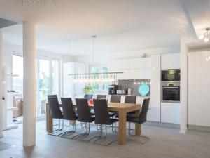 Stunning Villa Avalon with pool for 9, 2 mins to beach 