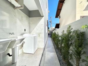 001 - Apto monoambiente em residencial com piscina na praia de Bombas