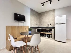 002 - Apto monoambiente em residencial com piscina na praia de Bombas