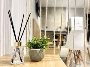 002 - Apto monoambiente em residencial com piscina na praia de Bombas