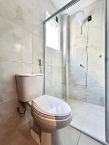 002 - Apto monoambiente em residencial com piscina na praia de Bombas