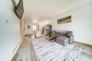 Balcony and Golf Course View Quiet Erie Getaway - 米德维尔