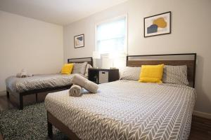 Spacious family friendly home with game room by UNC Charlotte
