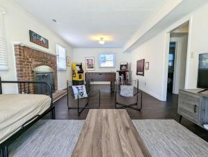 Spacious family friendly home with game room by UNC Charlotte