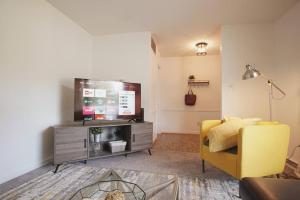 Spacious family friendly home with game room by UNC Charlotte