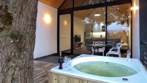 Tree House, Cabaña privada con Jacuzzi y canoa