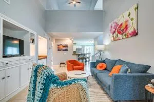 Chic Surfside Beach Condo with Screened Porch - Surfside Beach