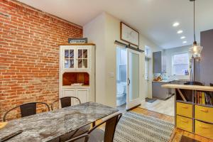3 Mi to Dtwn Charming Row House in Pittsburgh