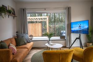 Kahakai Beach House - Unique Outdoor Kitchen - next to local lake and 15 min. the from beach