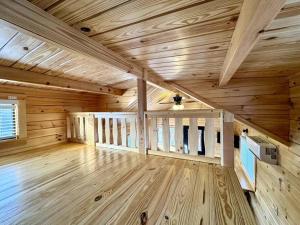 Charming Log Cabin with Loft on Lake James- Private Resort Amenities