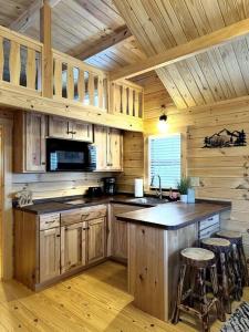 Charming Log Cabin with Loft on Lake James- Private Resort Amenities