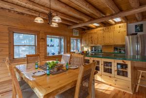 Buffalo Bliss by KABINO Riverfront Firepit Partial AC Huge Views WiFi