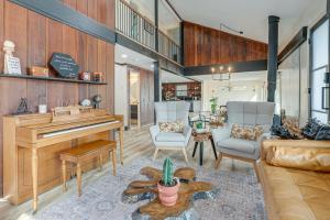 Lago Vista Home with Putting Green and Pool!