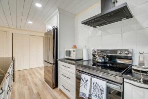 Lago Vista Home with Putting Green and Pool!