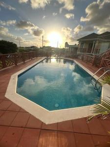 Lovely 2 bedroom condo with WiFi in a quiet area, 7-10 minutes away from both the airport and Oistins