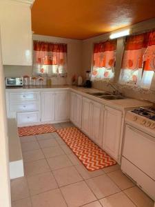 Lovely 2 bedroom condo with WiFi in a quiet area, 7-10 minutes away from both the airport and Oistins