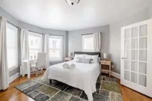 Bright Spacious Apartment - 2 BR 2 BA - East End Bright Spacious Apartment - 2 BR 2 BA - East End