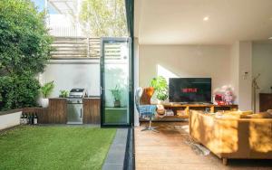 Sophisticated art deco in the heart of Toorak