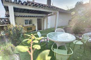 Appartements Charming Provencal studio with a large swimming pool and a view of the hill : photos des chambres