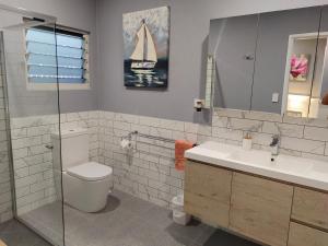 Cozy Private Bedroom & Ensuite - City & Strand Beach Location