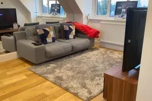 Luxury Penthouse Appartment - Byfleet